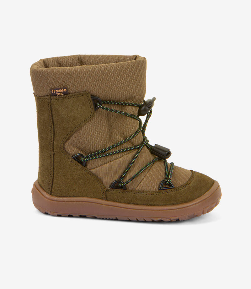 Brun barfodsvinterstøvle med quiltet skaft, ruskindsdetaljer, bred tåboks, gummisål og elastiske snørebånd.