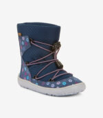 Blå barfodssko til børn med bred tå, hvid sål, lilla og pink snørebånd, blomstermønster; minimalistisk sneaker-stil.