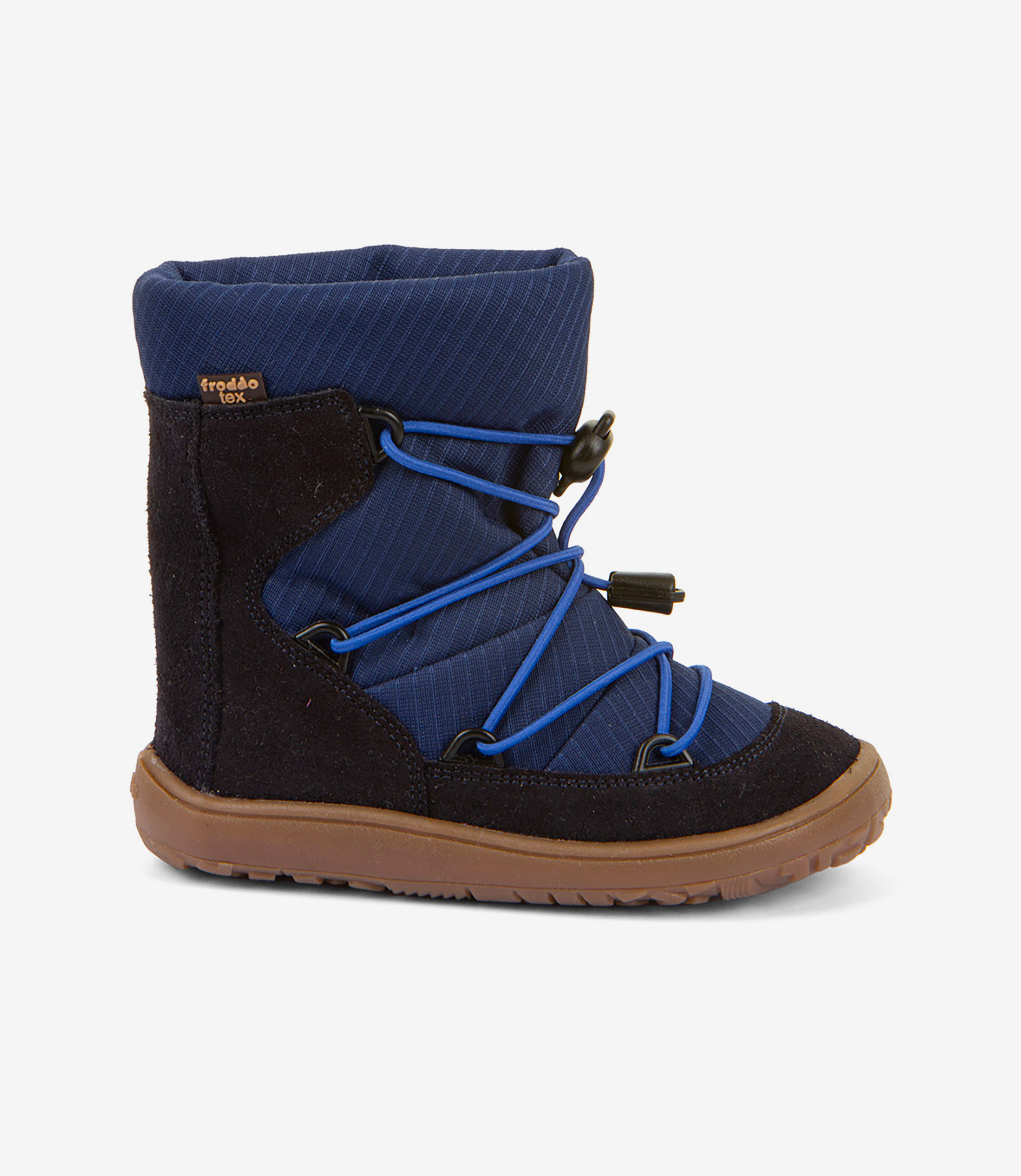 Blå quiltet barfodsstøvle til børn med sort ruskind, elastiske snørebånd, bred tåboks og minimalistisk brun sål på hvid baggrund.