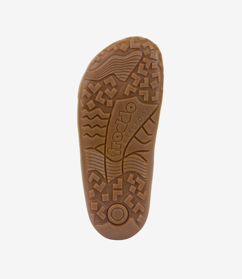 Brun barfodsgummisål med struktureret greb, bred tåboks og froddo BAREFOOT-logo, vist på en hvid baggrund.
