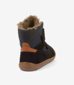 Barfodsstøvle til børn med brun sål, blå og sort overdel, bred tåboks, behageligt beige for, Froddo-mærke på hælen.