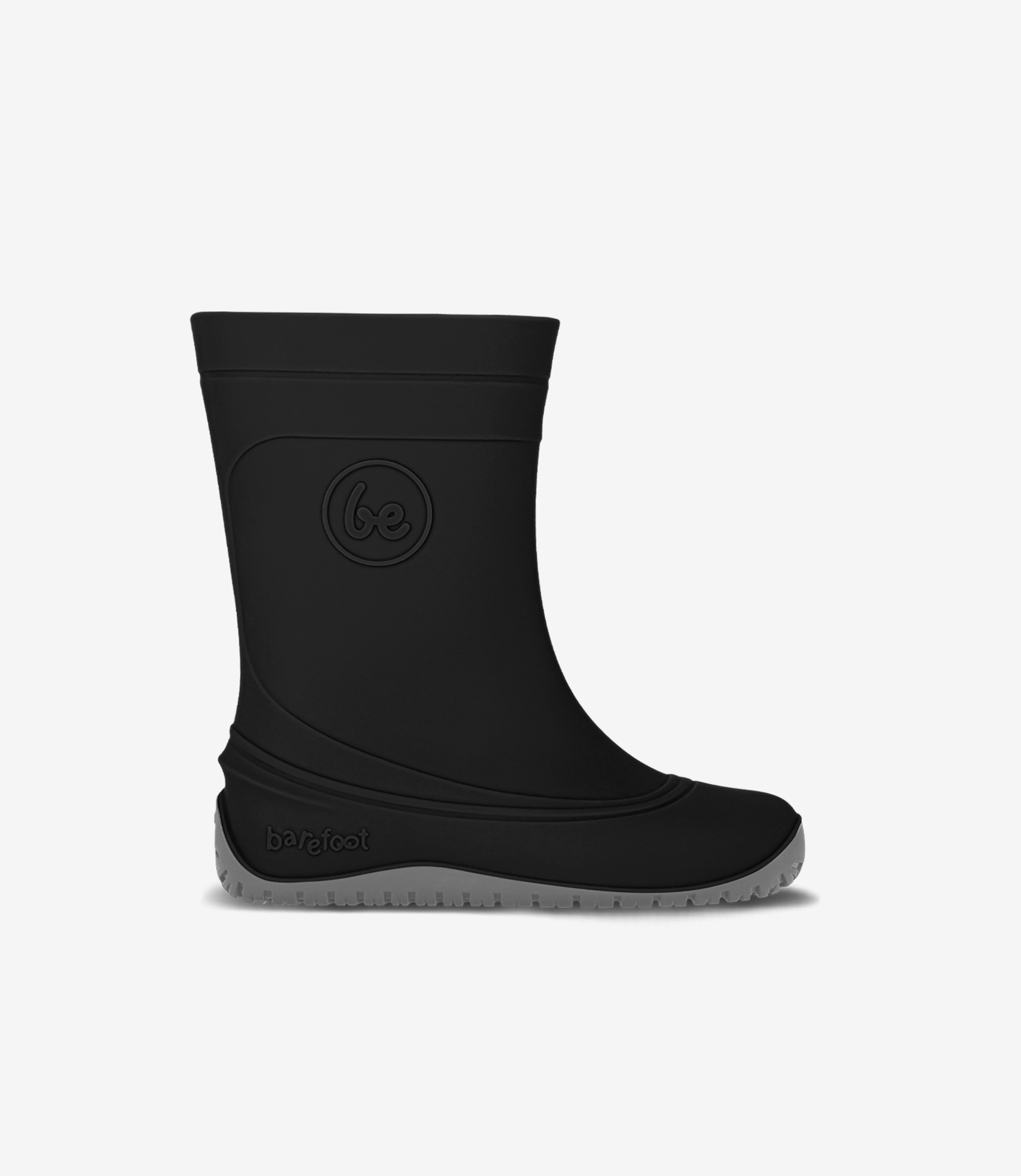 Sort minimalistisk barfodsregnstøvle med bred tå, rund tå, grå struktureret sål, logo på siden, gummimateriale.