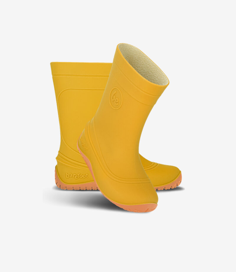 Lysegule barfodsregnstøvler med bred tå, gummimateriale, orange såler og minimalistisk design på hvid baggrund.