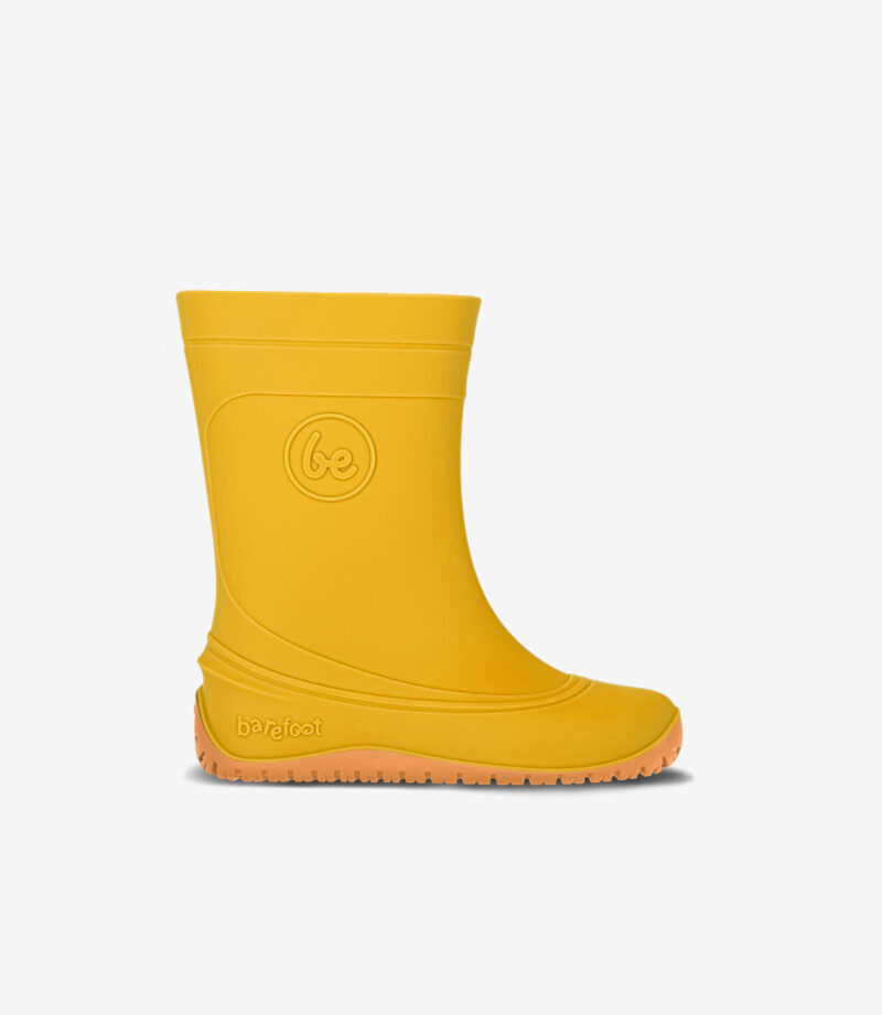 Knaldgul barfodsregnstøvle med orange sål, bred tåboks, minimalistisk design, præget branding, vandtæt materiale.