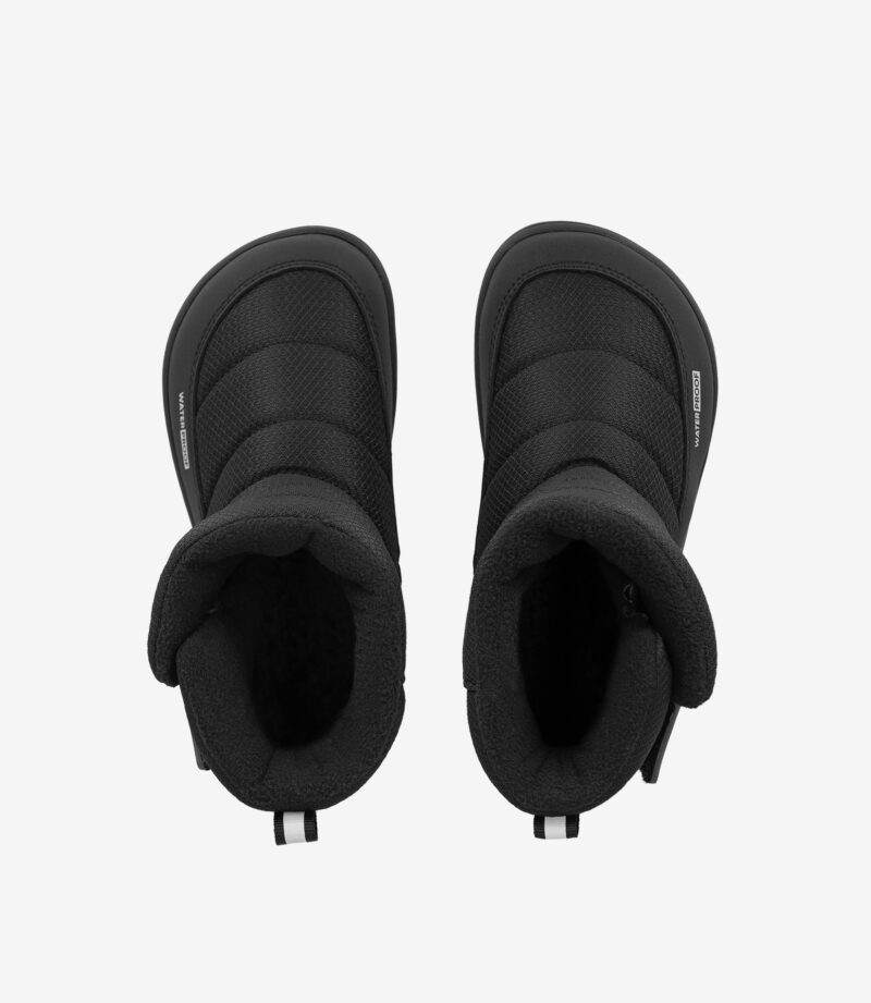Sorte minimalistiske barfodsstøvler med bred tå, tekstureret overdel, polstrede kraver og tykke såler på hvid baggrund.