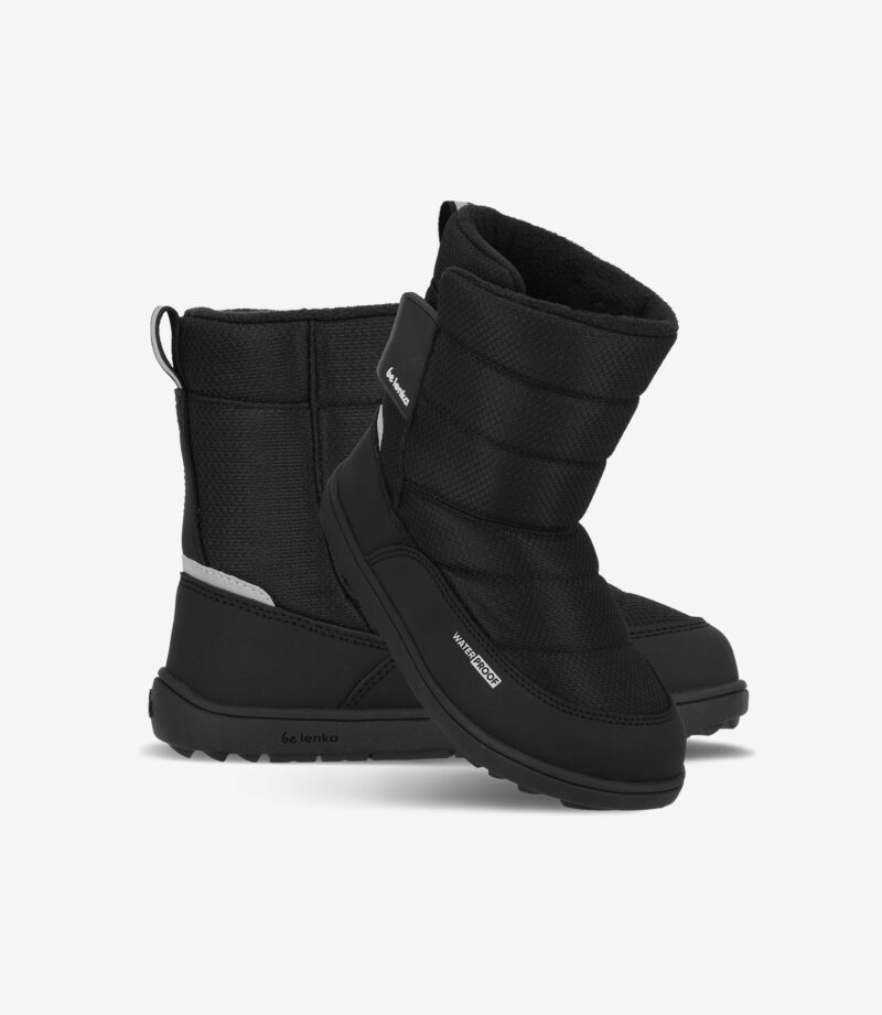 Sorte barfodsvinterstøvler med struktureret overdel, tykke såler, bred tåboks og ankelhøjt minimalistisk design på hvid baggrund.