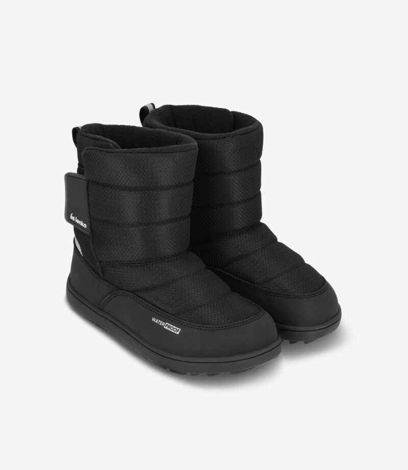 Sorte minimalistiske barfodsvinterstøvler med quiltet overdel, bred tåzone, velcrorem, vandtæt og skridsikker gummisål.