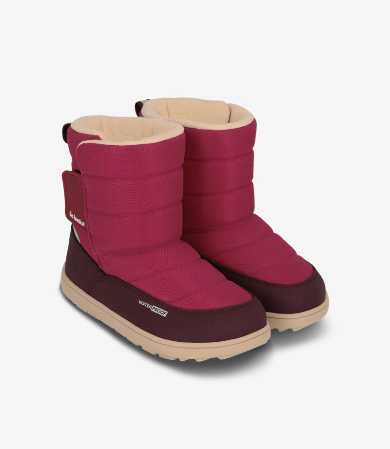 Barfodsvinterstøvler til børn i bordeaux med beige såler, bred tåboks, vandtæt materiale, varmt brunligt for på hvid baggrund.