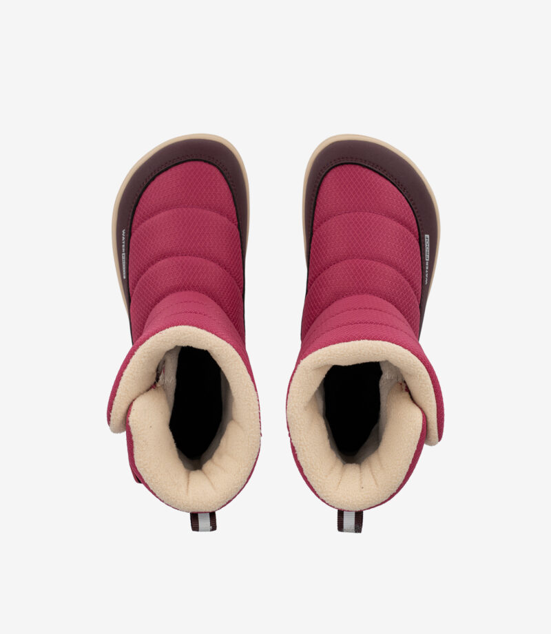 Røde barfodsvinterstøvler med beige fleecefor, bred tå og gummisåler i minimalistisk stil på hvid baggrund.
