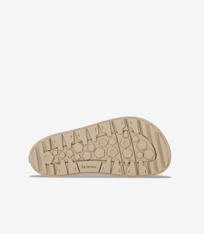 Solbrun minimalistisk barfodsskosål med sekskantet mønster, bred tåboks og 66 lenka-logo. Perfekt til naturlig gang.