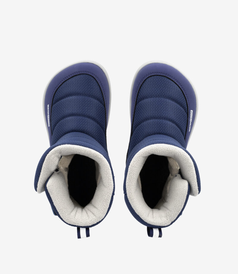 Marineblå barfodsvinterstøvler med hvide såler, blødt gråt for, bred tåboks; minimalistisk stil på almindelig hvid baggrund.