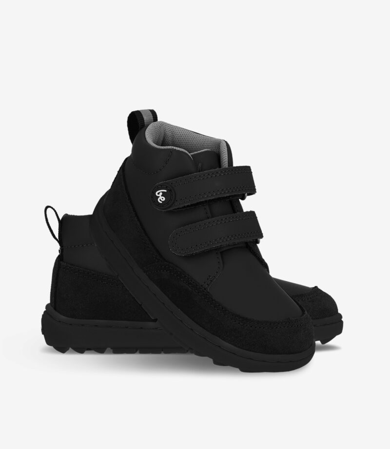 Sorte barfodsminimalistiske sneakers til børn med bred tå, velcroremme, sorte såler og logo på siden; et stående og et på siden.