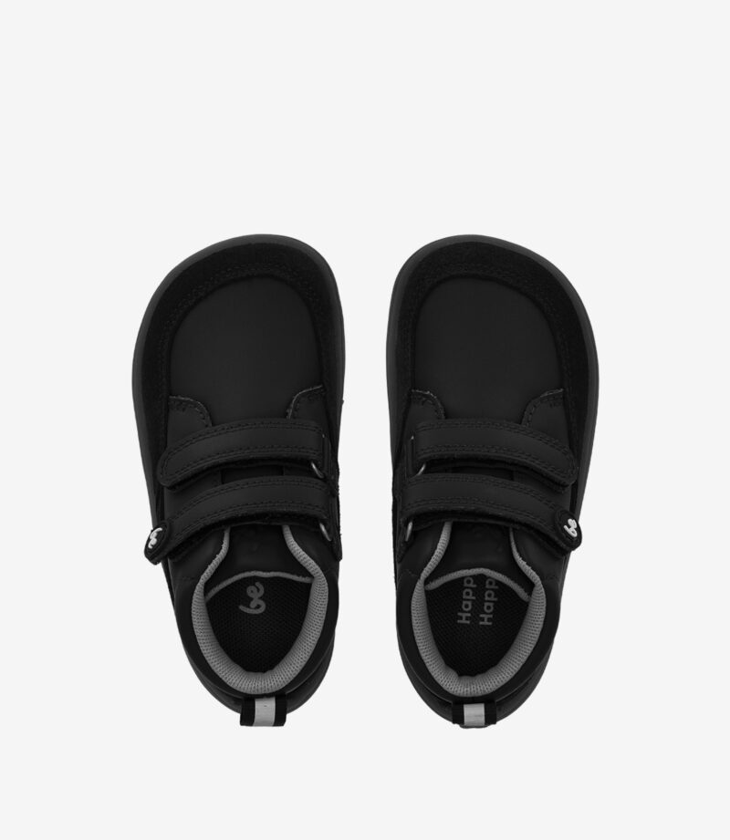 Sorte barfodssko til børn med velcroremme, grå detaljer, bred tåboks, minimalistisk stil på en hvid baggrund.