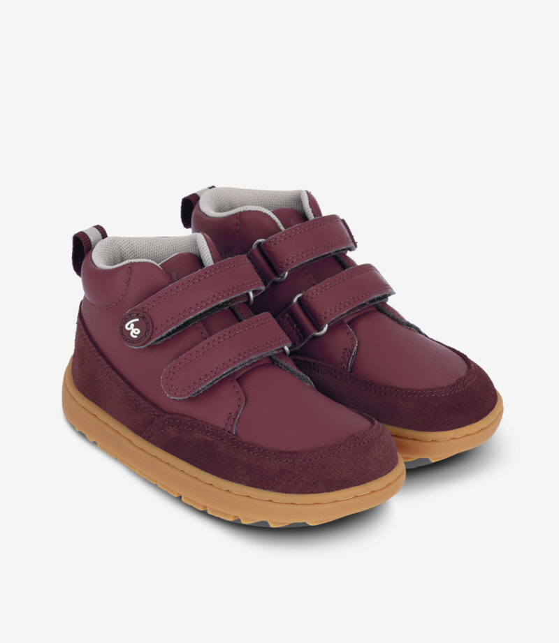 Rødbrune barfodssneakers til børn med dobbelt velcro, ruskindsdetaljer, bred tåboks og fleksible lysebrune såler.