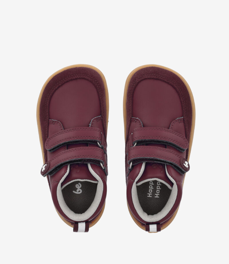 Rødbrune barfodssko til børn med velcroremme, bred tå, brune såler, minimalistisk stil, oppefra og ned på hvid baggrund.