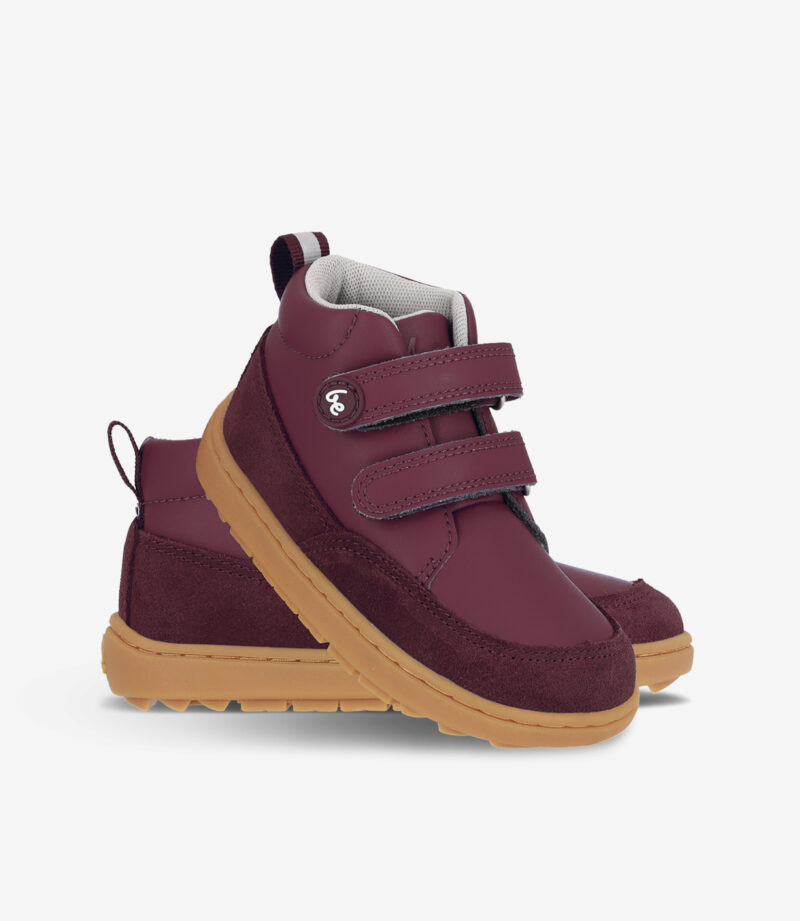 Rødbrune barfodsstøvler til børn med velcroremme, lysebrune såler, bred tåboks, minimalistisk stil på hvid baggrund.