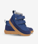 Blå barfodssneakers med velcroremme, bred tå, ruskindsdetaljer og lysebrune minimalistiske såler til børn.