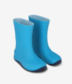 Lyseblå barfodssko i gummi med mørkeblå såler, design med bred tåboks, minimalistiske regnstøvler på hvid baggrund.