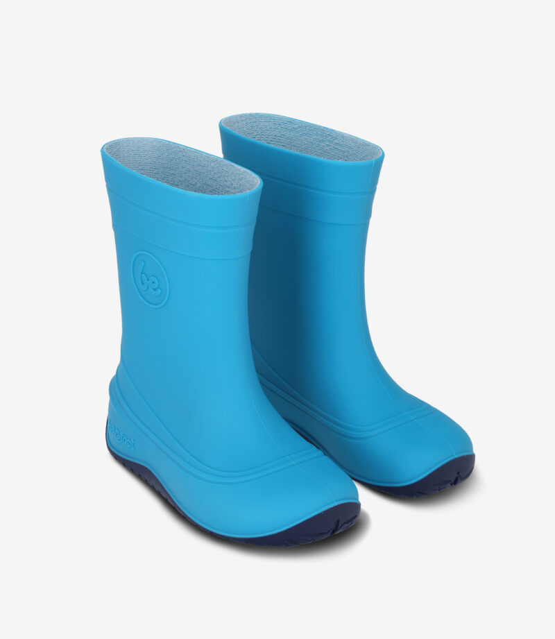 Lyseblå barfodssko i gummi med mørkeblå såler, design med bred tåboks, minimalistiske regnstøvler på hvid baggrund.