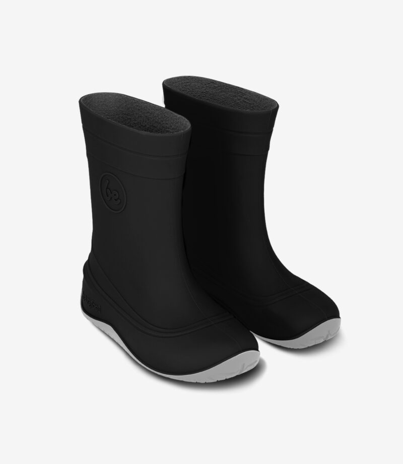 Sorte minimalistiske barfodsgummistøvler, midt på læggen med bred tåboks og lysegrå såler, enkelt design til regntøj.