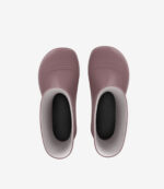 Mauve minimalistiske barfodsstøvler med bred tåboks, lysegråt for og sorte indlægssåler på en hvid baggrund.