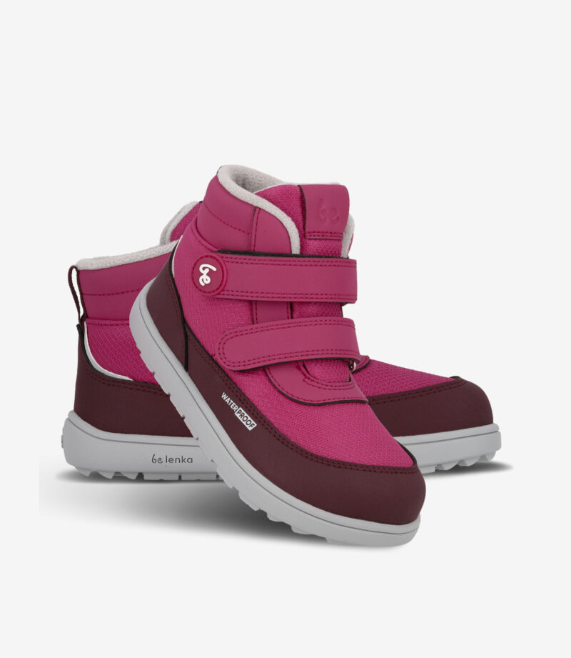 Ankelhøje barfodsstøvler til børn i pink og bordeaux med bred tå, velcroremme, grå, fleksibel sål og minimalistisk stil.