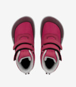 Lyserøde barfodssko til børn med velcroremme, grå såler, bred tåboks; minimalistiske sneakers set ovenfra på hvid.