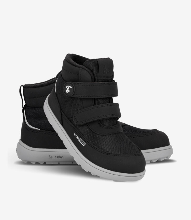 Sorte barfodsankelstøvler med velcroremme, grå såler, bred tåboks; minimalistisk stil til naturlig gang.