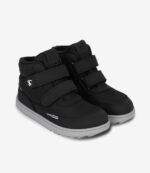Sorte minimalistiske barfodssneakers med velcroremme, grå såler, bred tåboks, vandtæt design på hvid baggrund.