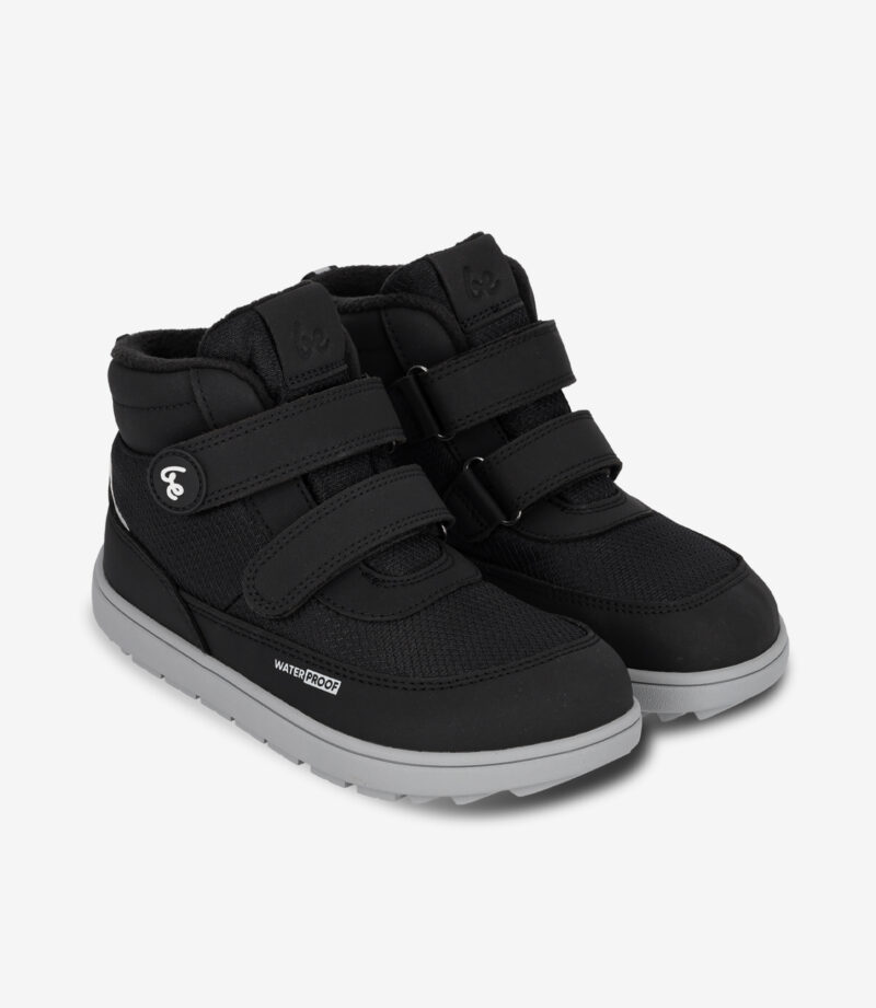 Sorte minimalistiske barfodssneakers med velcroremme, grå såler, bred tåboks, vandtæt design på hvid baggrund.