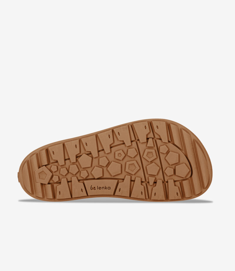 Brun gummisål på minimalistisk barfodssko med geometrisk slidbane, lenka-logo, bred tåboks; almindelig hvid baggrund.