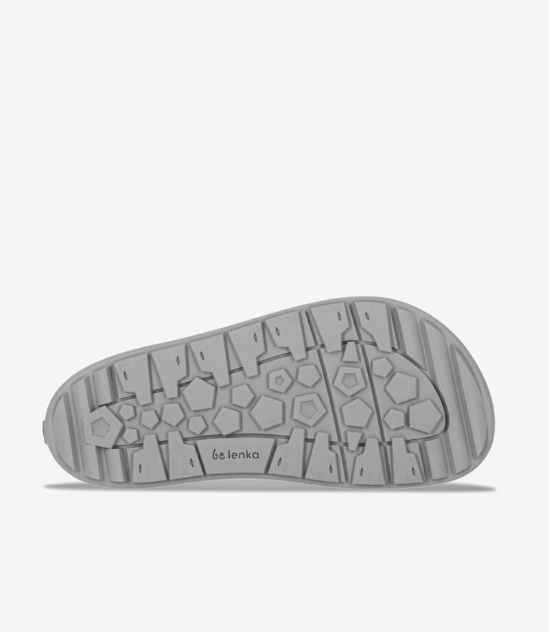 Grå gummiydersål på barfodsminimalistiske sneakers med sekskantet og trekantet greb, bred tåboks, be lenka-branding.