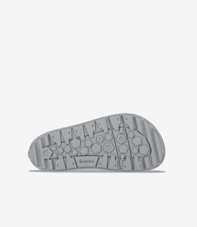 Grå barfodsskosål med sekskantet slidbane, be lenka-logo, minimalistisk design, bred tåboks; lys baggrund.