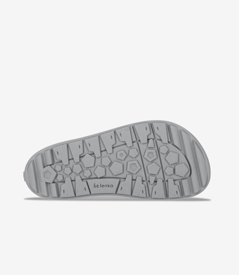 Grå barfodsskosål med sekskantet mønster, bredt tåboksdesign, be lenka-branding, ideel til minimalistiske sneakers.