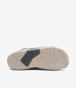 Beige sål på Xero Alpine Army Green barfodssko, struktureret slidbane, bredt tåboksdesign, synlig minimalistisk sneaker-branding.