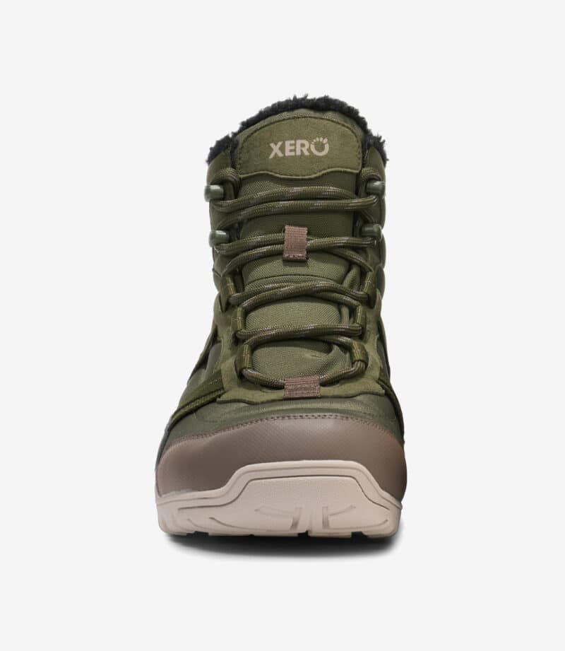 Xero Alpine Men Army Green barfodsstøvle med brune detaljer, beige sål, synlige snørebånd, loddent sort ankelfor, bred tåboks.