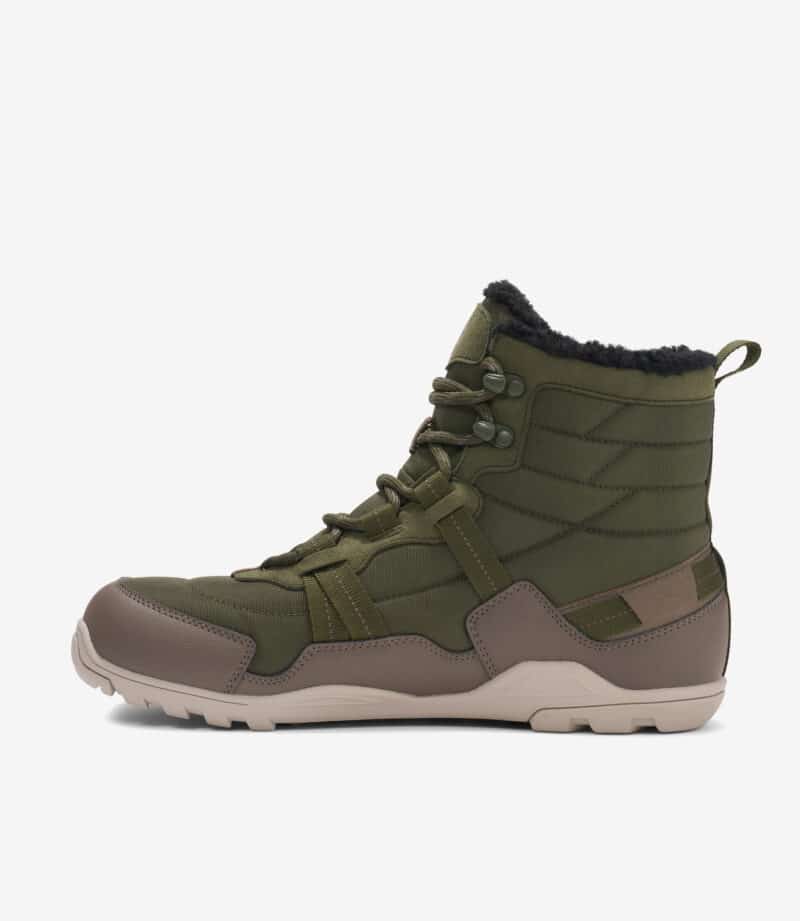 Xero Alpine barfodsstøvle til mænd i armygrøn med bred tå, tyk beige sål, polstret overdel, fleeceforing og metaløjer.