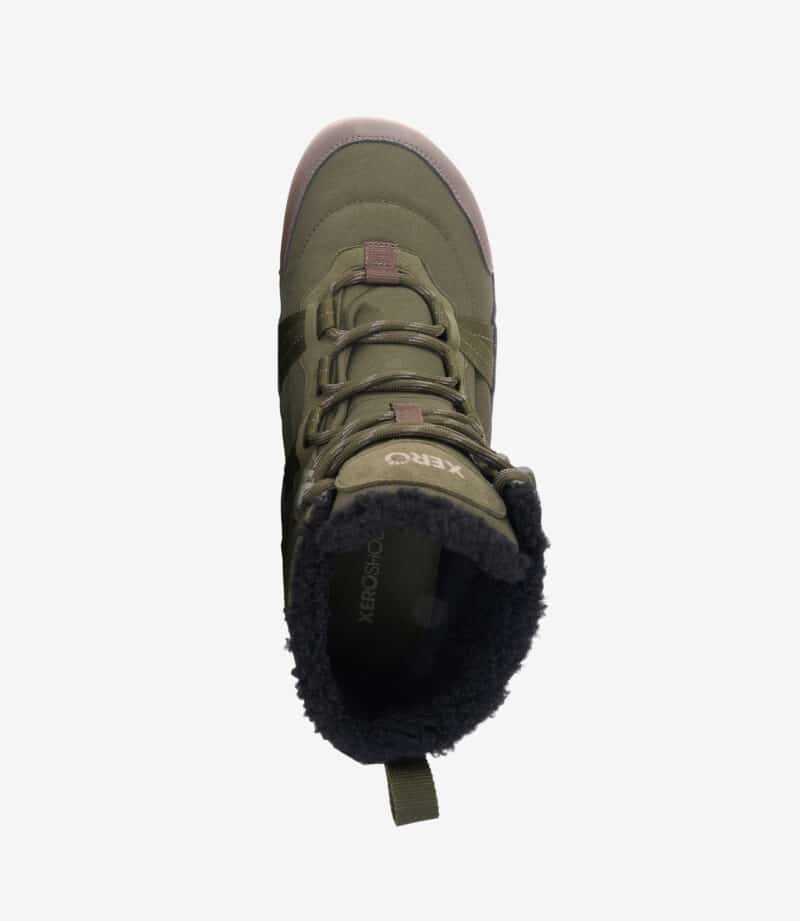 Topbillede af Xero Alpine Men's Army Green barfodsstøvle med fleeceforing, bred tåboks, beige sål og brune snørebånd.