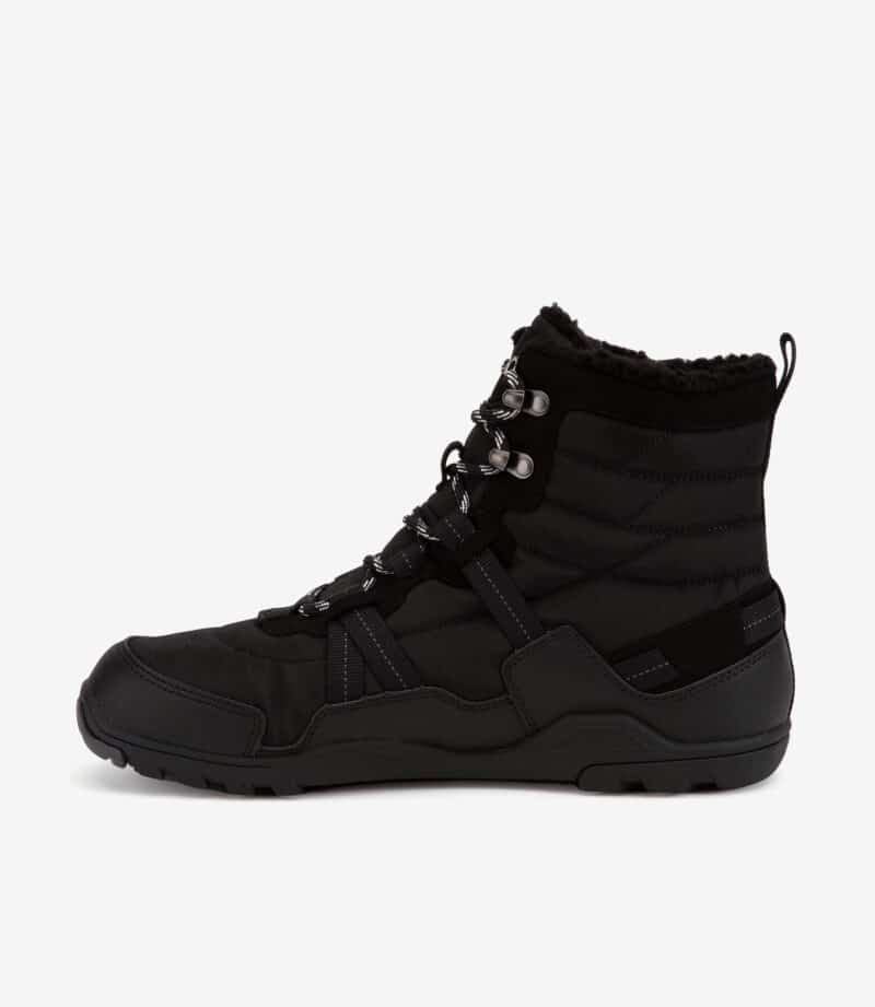 Sort barfodsstøvle med tyk slidbane, polstret quiltet stof, bred tåboks, minimalistisk sål, sideprofil.